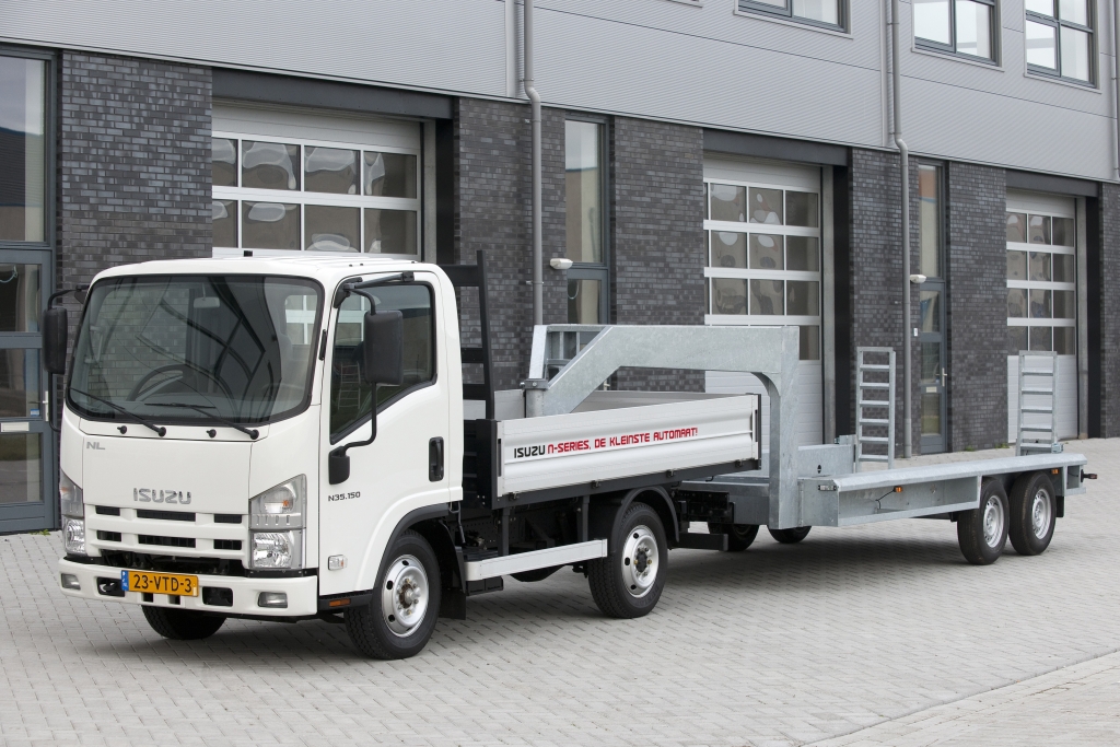 Witte Isuzu truck met aluminium vlakke wagen