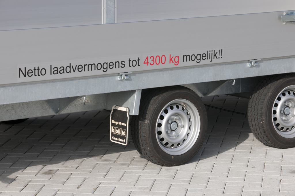 platte wagen met dubbele as en tot netto laadvermogen van 4300kg