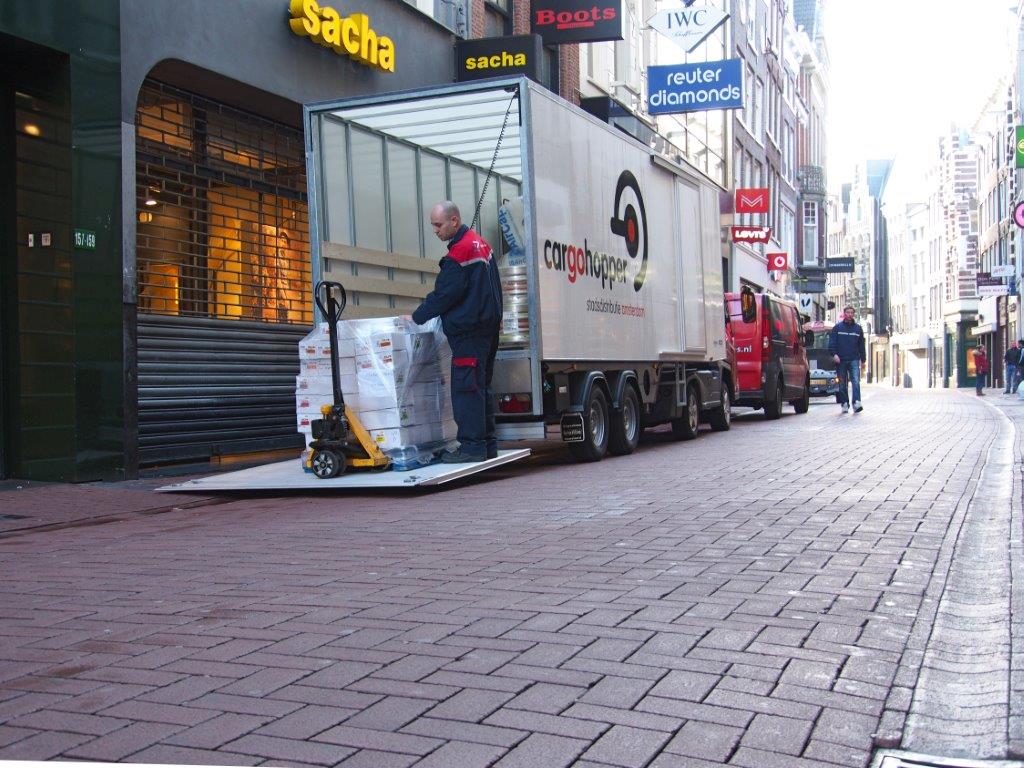 Cargohopper trailer uitladen in de Kalverstraat