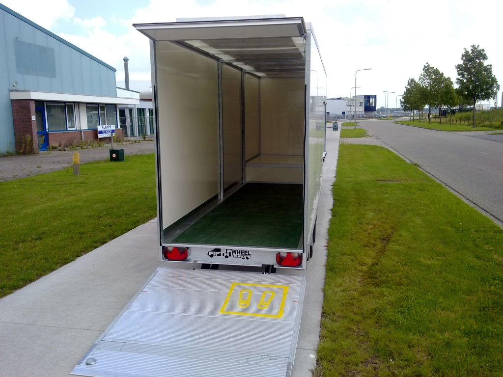 Achterkant met openstaande laadklep van cargo trailer van Fifthwheel